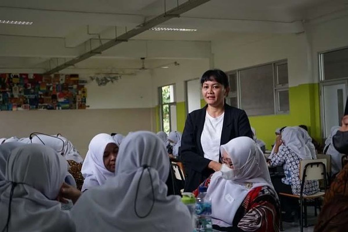 Marsaria Primadonna, ketua Kampus Guru Cikal memberikan tips memantik murid agar antusias terhadap pembelajaran.