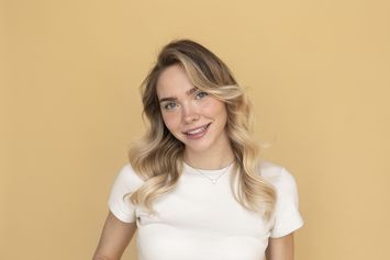 Warna Rambut yang Bikin Wajah Cerah Tanpa Makeup Tebal