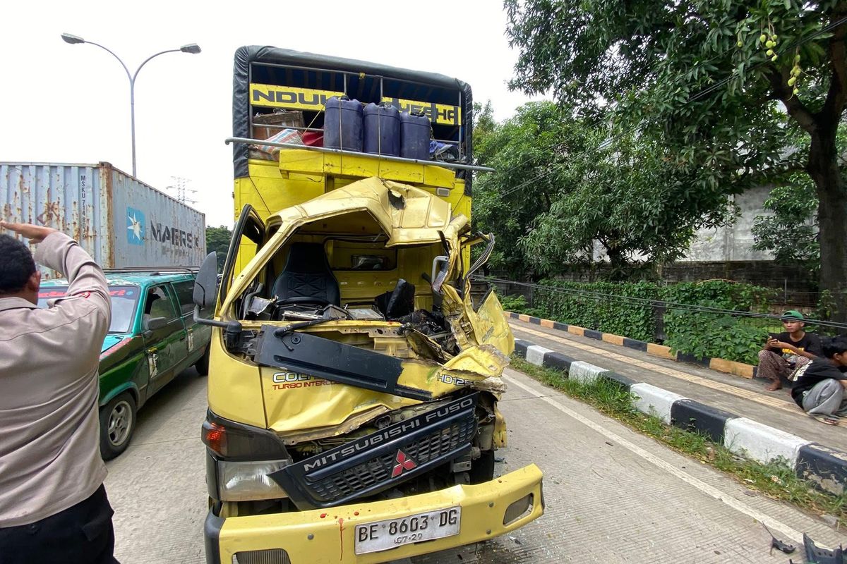 Kondisi truk yang ringsek berat pada bagian depan usai tabrak truk tronton yang mogok di pinggir Jalur Pantura Desa Pilangsari, Kecamatan Jatibarang, Kabupaten Indramayu, Jawa Barat, Minggu (11/1/2026). 