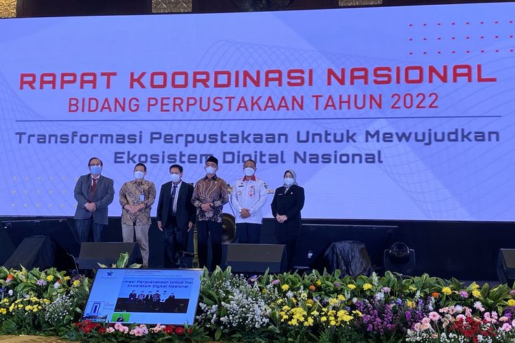 Menko PMK Prof. Muhadjir Effendy (ketiga dari kiri) saat membuka Rapat Koordinasi Nasional (Rakornas) Perpustakaan 2022 dengan tema ?Transformasi Perpustakaan untuk Mewujudkan Ekosistem Digital Nasional? (29/3/2022).