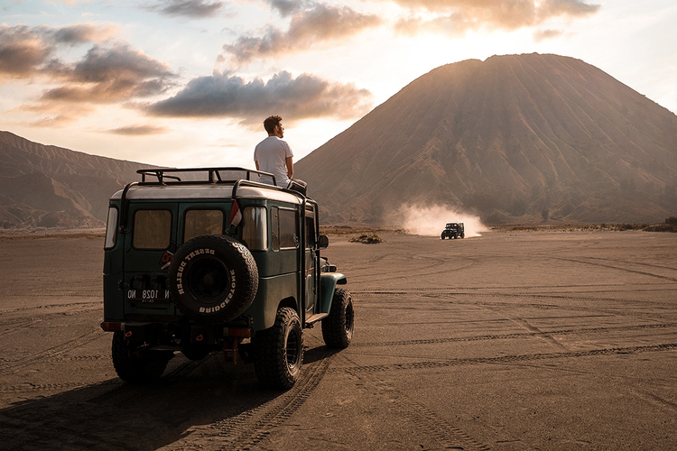 Panorama Lautan Pasir Bromo dengan latar belakang Gunung Batok yang menjulang tinggi