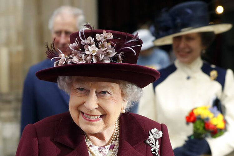 Pada foto Senin 12 Maret 2018 ini, Ratu Inggris Elizabeth II pergi setelah menghadiri Commonwealth Service di Westminster Abbey di London.