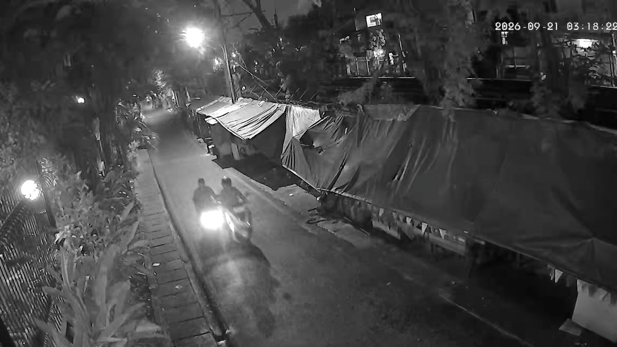 Motorcycle Theft in North Jakarta's Pademangan at Dawn; Suspect Threatens Victim's Relative with Gun