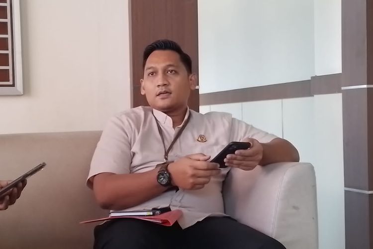 Mantan direktur utama Perusahaan Daerah Aneka Usaha (PDAU) Kabupaten Purworejo Didik Prasetya Adi, dua kali mangkir panggilan eksekusi penahanan. Didik terancam dijemput paksa jaksa  Kejaksaan Negeri (Kejari) Purworejo. 