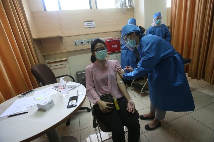 Salah satu relawan disuntik dalam simulasi uji klinis vaksin Covid-19 di Bandung, Kamis (6/8/2020). 