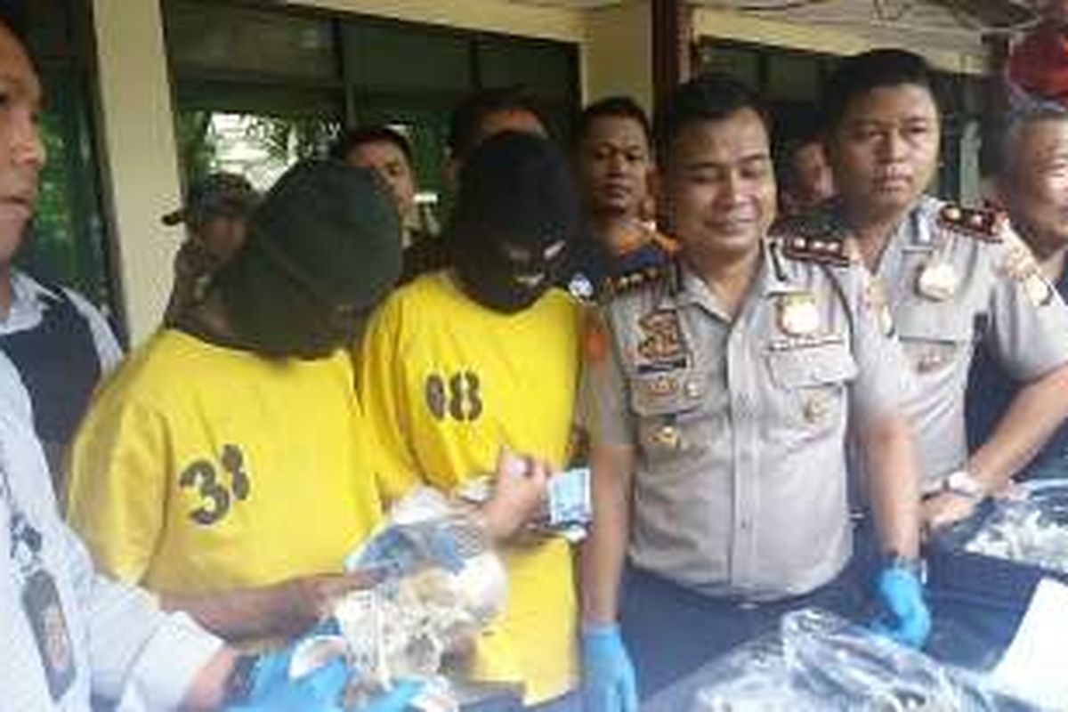 Kepolisian Sektor Metro Penjaringan, Jakarta Utara mengungkapkan kasus pencurian sarang burung walet di halaman Polsek Penjaringan pada Senin (7/3/2016).