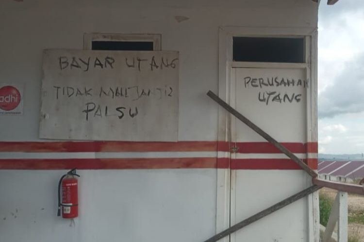 Foto: Warga menyegel Kantor PT Adhi Karya yang berada di Perumahan Tanah Merah, Kabupaten Lembata, NTT, Senin (27/6/2022). 