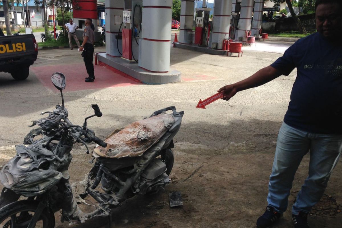 Aparat Polres Pulau Ambon menggelar olah tempat kejadian perkara (TKP) terhadap insiden kebakaran sepeda motor di Stasiun Pengisian Bahan Bakar Umum (SPBU) Galala, Kecamatan Sirimau Ambon, Senin (15/1/2018).