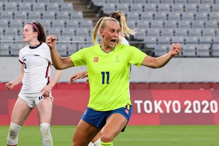 Striker timnas putri Swedia, Stina Blackstenius, ketika merayakan golnya ke gawang Amerika Serikat pada laga pertama Grup G sepak bola putri Olimpiade Tokyo 2020 di Tokyo Stadium, Rabu (21/7/2021) sore WIB.