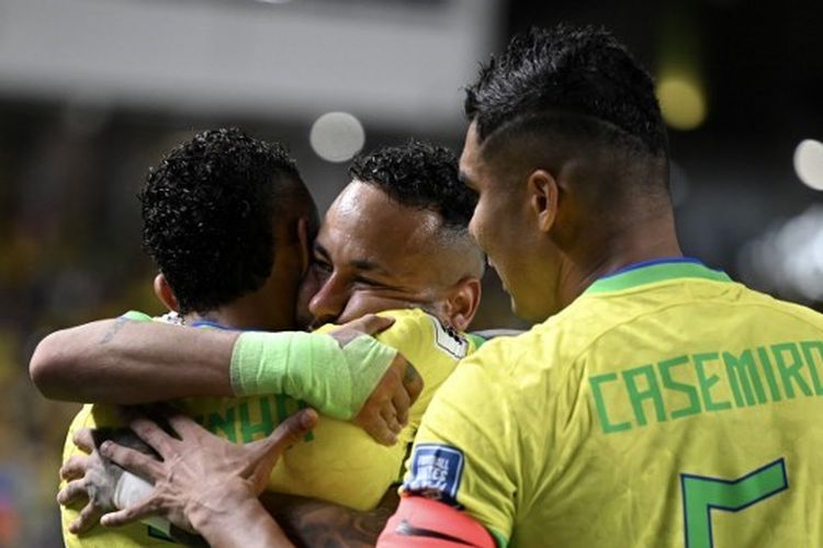 Penyerang Brasil, Raphinha, berselebrasi bersama rekan setimnya, Neymar, dan Casemiro seusai mencetak gol dalam Kualifikasi Piala Dunia 2026 Zona Amerika Selatan yang mempertemukan Brasil vs Bolivia di Stadion Mangueirao pada 8 September 2023. (Foto oleh CARL DE SOUZA/AFP)