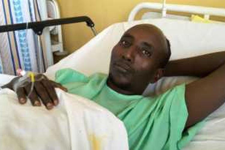 Salah Farah, pada foto terlihat masih dirawat setelah kelompok militan Al-Shabaab menembak dirinya dalam serangan terhadap sebuah bus di Kenya, meninggal Senin lalu dalam sebuah operasi. 