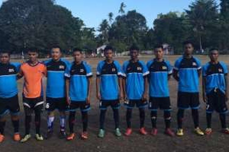 Menpora Imam Nahrawi berfoto bersama sebelum bermain sepakbola bersama para pemain dan pelatih sepakbola PPLP Maluku Sani Tawainela di Desa Tulehu, Kecamatan Salahutu, Maluku Tengah, Selasa (23/2).