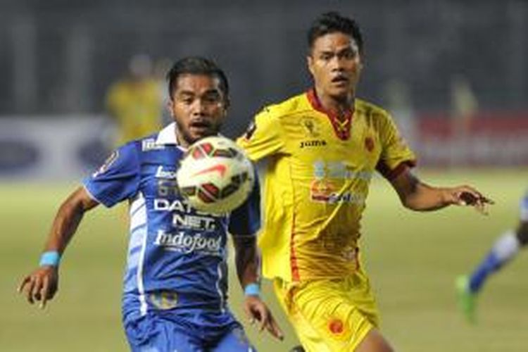 Pemain Persib Bandung Zulham Zamrun (kiri) mencoba melewati pemain Sriwijaya FC Fachrudin dalam final Piala Presiden 2015 di Stadion Utama Gelora Bung Karno, Senayan, Jakarta, Minggu (18/10/2015).