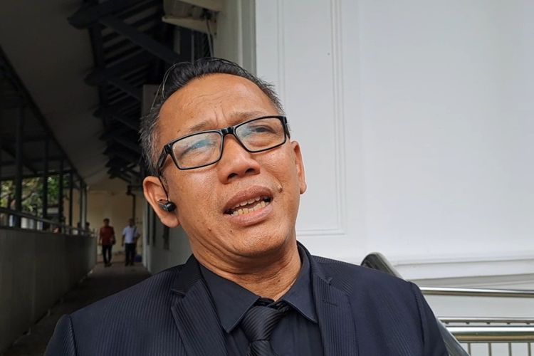 Zaenal Mustofa Kuasa Hukum Ariyono Lestari pengugat gugatan Rp 402 triliun terkait uji materi gugatan batas usia capres-cawapres, di PN Kota Solo, pada Kamis (30/11/2023).