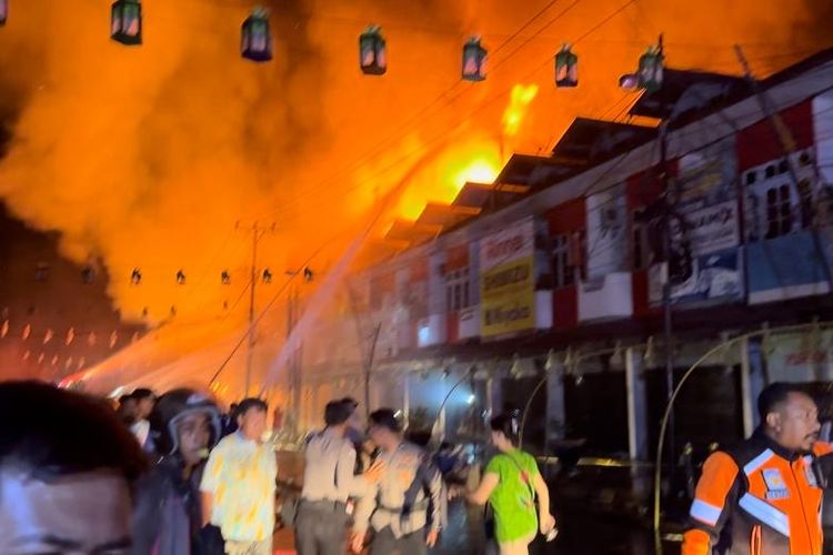 Sebanyak 14 rumah toko (ruko) di Pasar Sambas, Kalimantan Barat (Kalbar) luses terbakat, Senin (10/6/2024) malam. Hingga saat ini, api masih dalam proses pemadaman.
