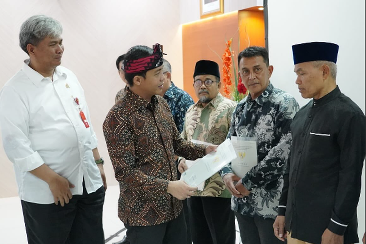 Wamen ATR/Waka ATR, Raja Juli Antoni meneyrahkan sertifikat Barang Milik Daerah dan sertifikat tanah wakaf di Kantor Pertanahan Kota Bandung, pada Kamis (21/09/2023).
