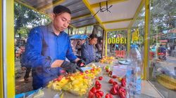 Kisah Tedi Supriadi: Hanya Lulusan SMP, Sukses Berjualan Rujak Viral di Alun-alun Soreang Bandung