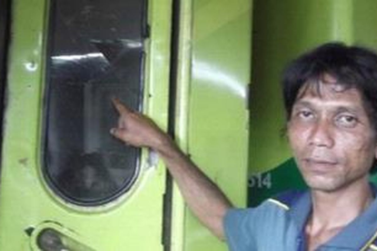 Salah satu kaca pintu KA Mataremaja jurusan Jakarta-Malang yang pecah akibat dilempari orang tak dikenal. Dikira mengangkut rombongan Aremania. Senin (7/5/2012).  