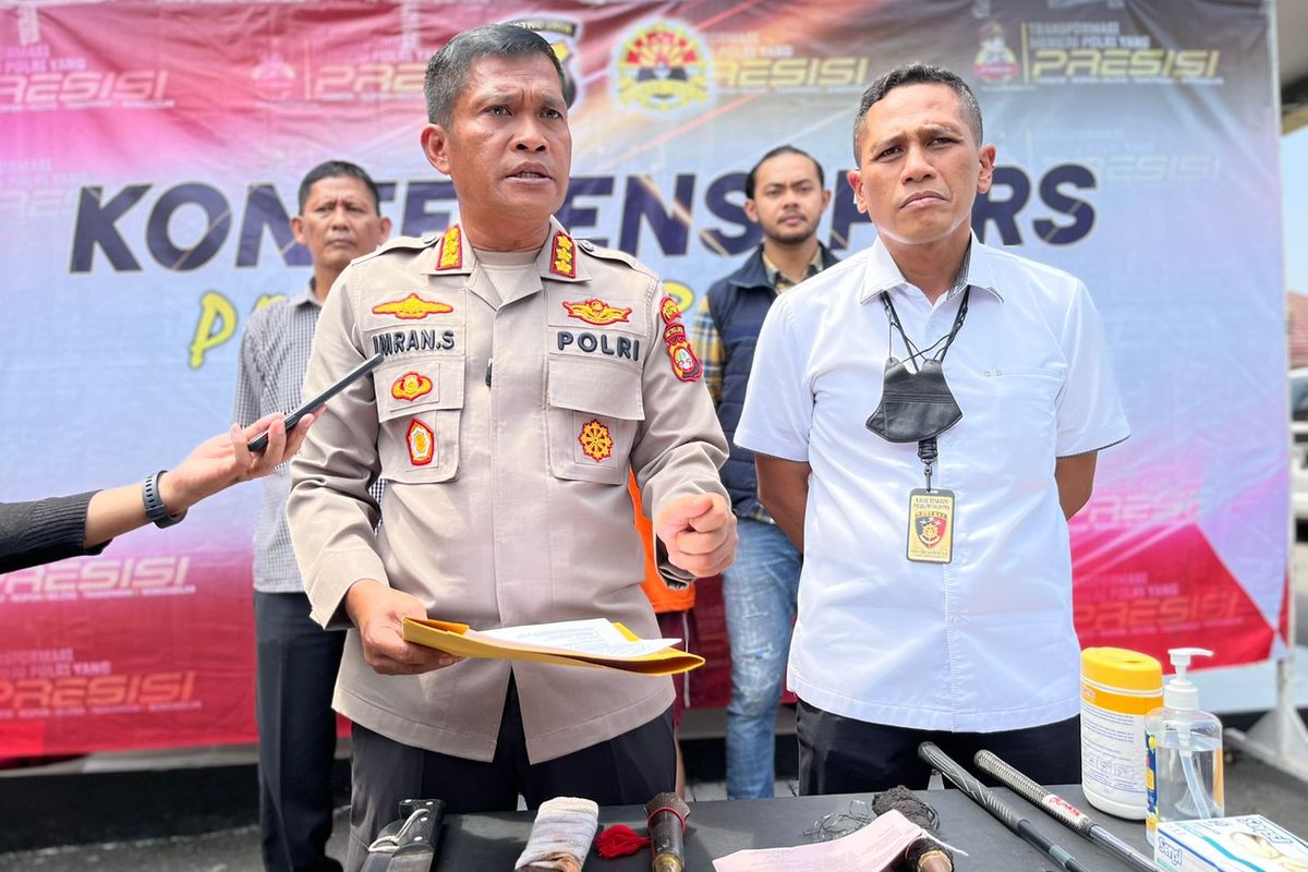 Kapolres Metro Depok, Kombes Pol Imran Edwin Siregar (kiri) dan Kasat Reskrim Polres Metro Depok, AKBP Yogen Heroes Baruno (kanan) saat menggelar konferensi pers di Mapolrestro Depok pada Rabu (14/9/2022). Konferensi pers itu berkaitan dengan penangkapan pelaku yang membacok lawan tawurannya hingga menyebabkan meninggal dunia di Jalan Boulevard Grand Depok City (GDC), Depok pada Senin (12/9/2022) malam..