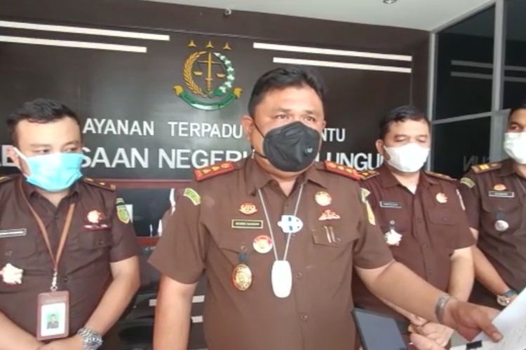 Kepala Kejaksaan Negeri Simalungun Bobbi Sandri memberikan keterangan kepada wartawan terkait penahanan oknum kepala sekolah di Kantor Kejaksaan Simalungun, Selasa (5/10/2021).