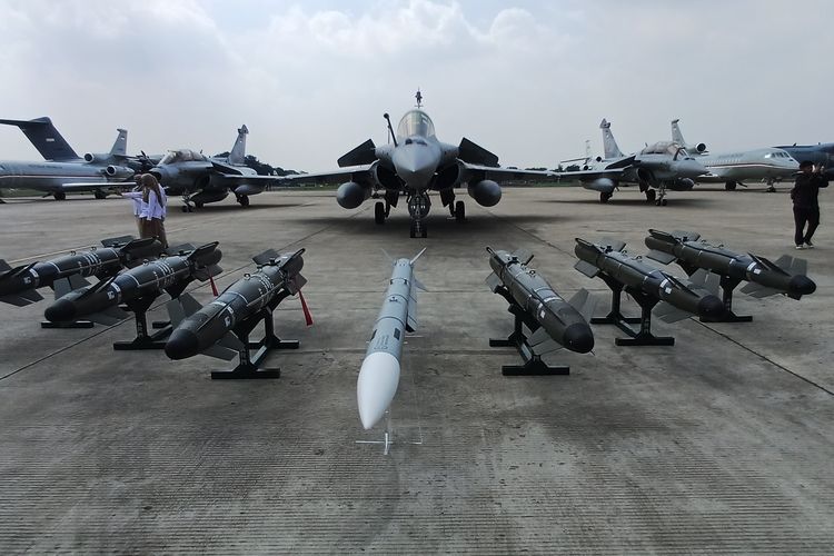 Pesawat tempur Rafale yang dilengkapi dengan rudal Meteor dan Smart Weapon Hammer saat dipamerkan di Apron Base Ops Halim Perdanakusuma, Jakarta Timur, Senin (18/5/2026).