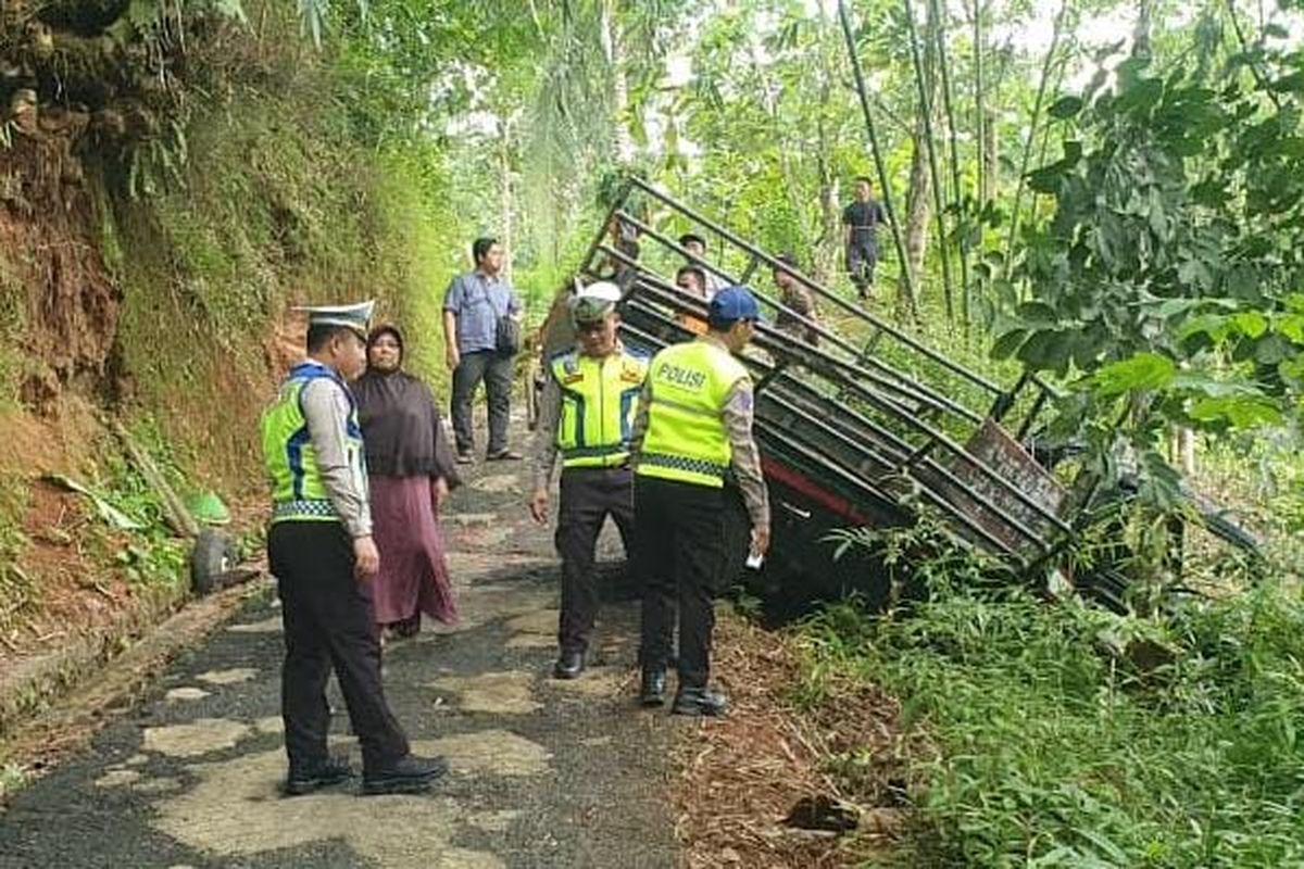 Kecelakaan maut terjadi di jalan kabupaten yang menghubungkan Kecamatan Sempor dan Kecamatan Karanggayam, Kabupaten Kebumen, Senin (9/3/2026) pagi. 