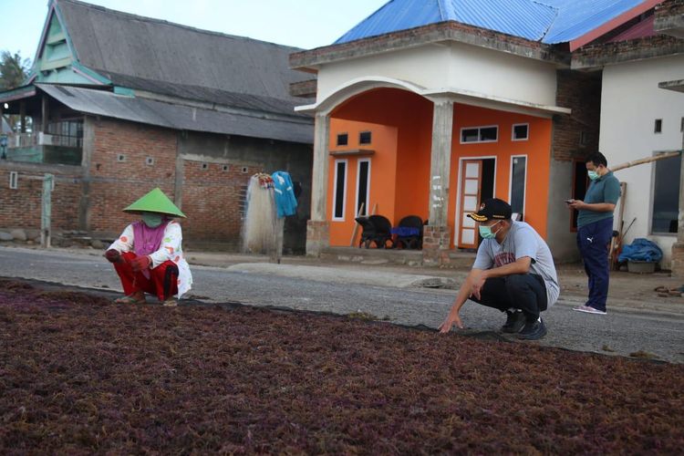 Menko PMK Muhadjir Effendy (topi hitam) saat berbincang dengan petani rumput laut di Kabupaten Bulukumba, Sulawesi Selatan, Kamis (10/6/2021).