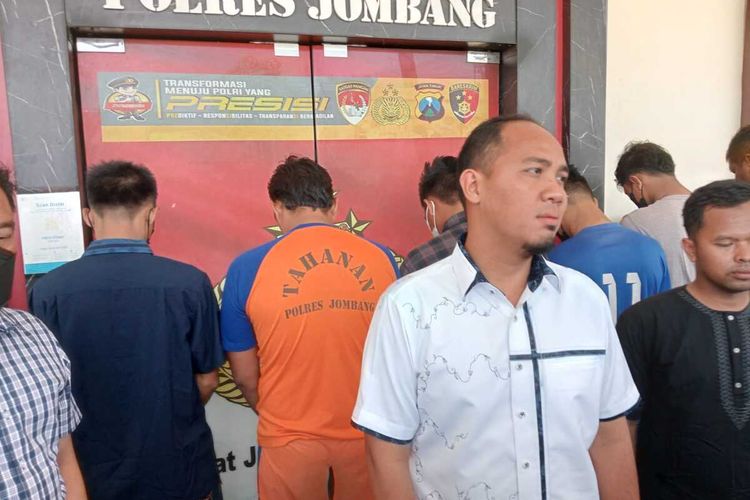 Salah satu anggota perguruan silat menjadi tersangka penganiayaan dan ditahan di Mapolres Jombang. Penganiayaan dilakukan tersangka saat konvoi bersama kelompoknya, Minggu (25/9/2022) petang.