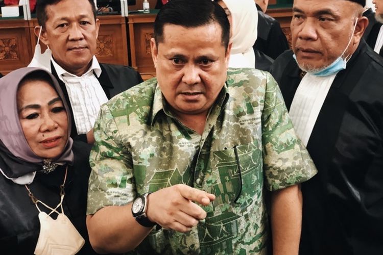 Irjen Pol Napoleon Bonaparte, terdakwa kasus pengeroyokan terhadap Muhammad Kece, terdakwa kasus penistaan agama, usai menjalani sidang pembacaan dakwaan di Pengadilan Negeri (PN) Jakarta Selatan, Kamis (24/3/2022). 