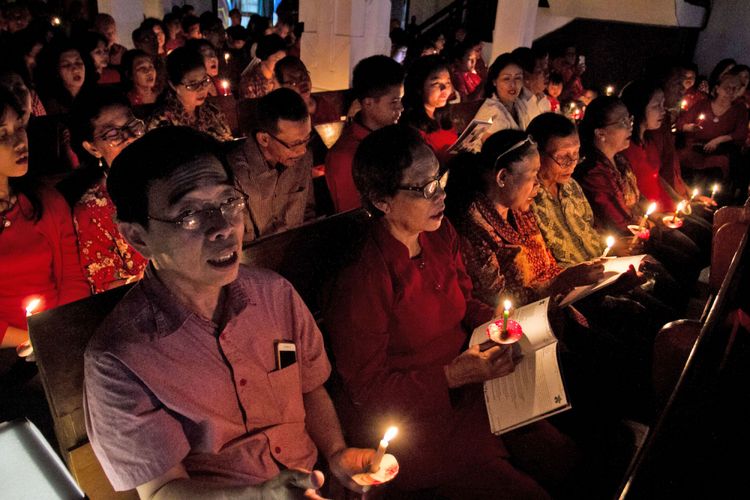 Umat Kristen memanjatkan doa saat mengikuti ibadah Misa Malam Natal di Gereja Kristen Jawa (GKJ) Manahan, Solo, Jawa Tengah, Minggu (24/12/2017). Ibadah Misa malam Natal tersebut mengangkat tema Allah yang terlibat di dalam dunia dan berlangsung khidmat. 