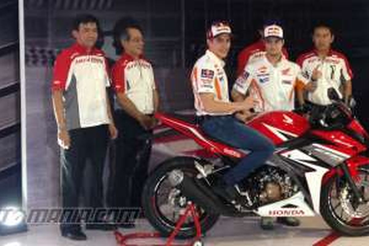 Marc Marquez, Dani Pedrosa beserta jajaran manajemen Honda saat peluncuran All New Honda CBR150R.