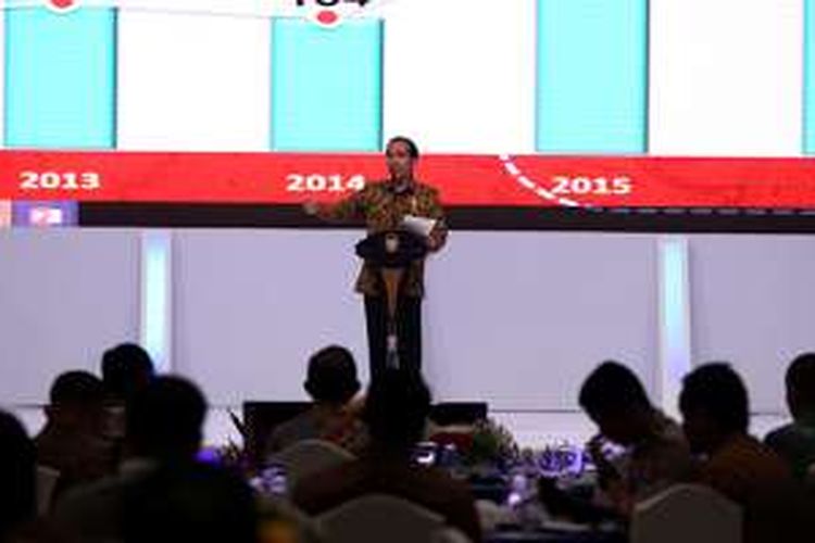 Presdien Republik Indonesia Joko Widodo memberikan pidato saat acara Kompas 100 CEO Forum di Jakarta Convention Center, Kamis (24/11/2016). Para CEO yang tercatat dalam indeks Kompas 100 berkumpul dan berdiskusi dalam Kompas 100 CEO Forum.