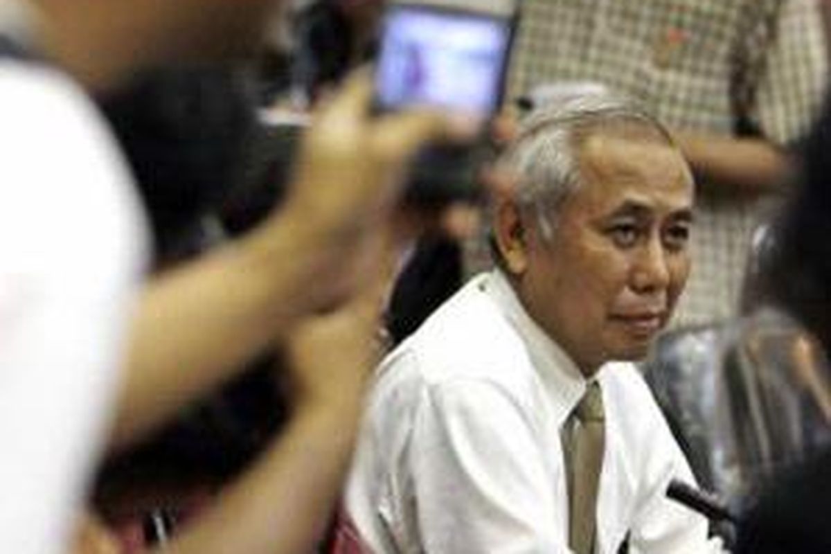 Deputi Penindakan Komisi Pemberantasan Korupsi (KPK), Ade Rahardja memenuhi panggilan Tim Independen Verifikasi Fakta dan Proses Hukum atas Kasus Bibit Samad Rianto dan Chandra M Hamzah (Tim Delapan) di Gedung Dewan Pertimbangan Presiden, Rabu (11/11). Kedatangannya untuk memberikan klarifikasi seputar dugaan keterlibatannya dalam aliran dana suap milik Anggodo Widjojo yang ditujukan kepada pimpinan KPK.