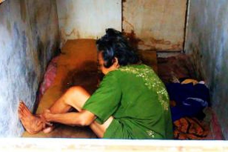 Sanol, wanita tua yang tinggal seorang diri di kampung Karang Dawa Barat, kelurahan Pegambiran, Kecamatan Lemahwungkuk, Kota Cirebon. Ia tak mendapatkan perhatian dari pemerintah di tengah pembagian dana bantuan.