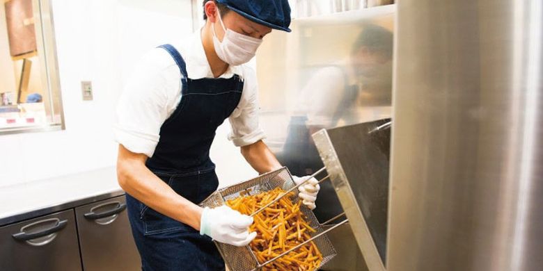 Toko Nihonbashi Imoya Kinjiro yang khusus menjual kue ubi di Tokyo, Jepang. Ubi yang sudah digoreng kemudian akan dibawa ke toko untuk digoreng kembali, lalu dicelupkan ke dalam madu, ditiriskan, dan dikeringkan.