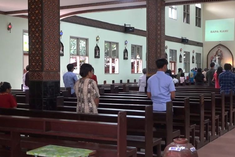 Akibat mewabahnya virus Corona membuat pembatasan jarak antar jemaah di dalam gereja untuk melaksanakan ibadah, MInggu (22/03/2020)