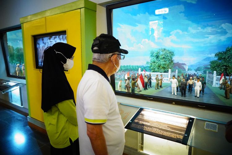 Wakil Presiden Ma'ruf Amin dan Ibu Wury Ma'ruf Amin menyaksikan salah satu diorama di  Museum Benteng Vredeburg, Yogyakarta, Selasa (25/10/2022) pagi.