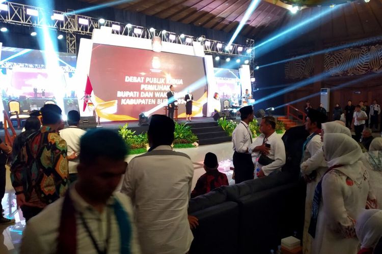 Kericuhan terjadi ketika petahana calon bupati Rini Syarifah membaca materi khusus pada debat kedua Pilkada Kabupaten Blitar yang berlangsung di Gedung Aula Kampung Coklat, Desa Plosorejo, Kecamatan Kademangan, Kabupaten Blitar, Senin (4/11/2024) malam.