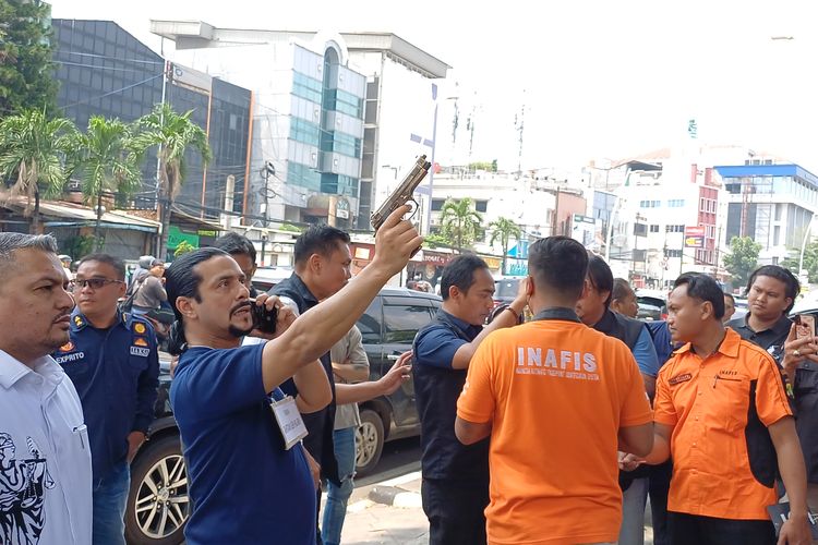 Gathan Saleh di rekonstruksi kasus penembakan di Jatinegara, Jakarta Timur, Kamis (4/4/2024).