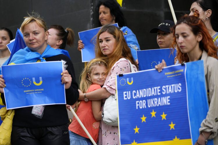 Anggota komunitas Ukraina di Portugal berdemonstrasi di luar kedutaan Belanda di Lisbon mendukung Ukraina bergabung dengan Uni Eropa, Rabu, 15 Juni 2022. 