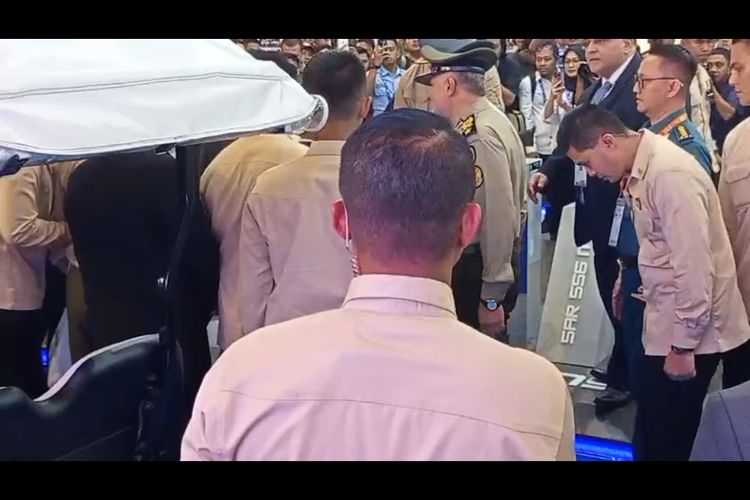 Seorang anggota Paspampres menundukkan kepala setelah ditegur Presiden Prabowo Subianto di acara pameran Indo Defence 2024, Rabu (11/6/2025).