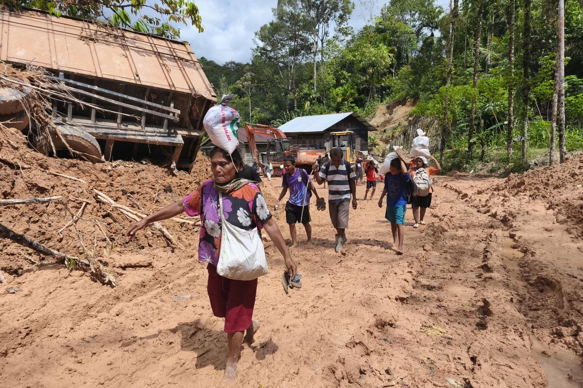 Ribuan korban bencana dari Tapanuli Tengah berjalan kaki mencari bantuan ke Tapanuli Utara, Sumut, Rabu (3/12/2025). Warga berjalan kaki selama 5-6 jam karena sudah kehabisan bahan pokok. Sudah lebih sepekan Kota Sibolga dan Tapanuli Tengah terisolasi dan tidak bisa diakses dari jalur darat.