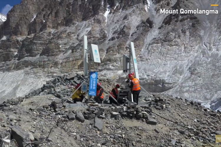 Cuplikan video pemasangan BTS 5G di gunung Everest