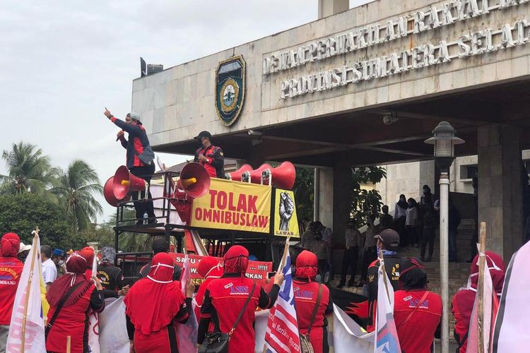 Ratusan buruh yang tergabung dalam Federasi Serikat Buruh (FSB) melakukan aksi penolakan draft Omnibus Law di gedung DPRD Sumatera Selatan berakhir dengan kecewa, Rabu (19/8/2020). Sebab, seluruh anggota dewan maupun ketua tidak ada di tempat.