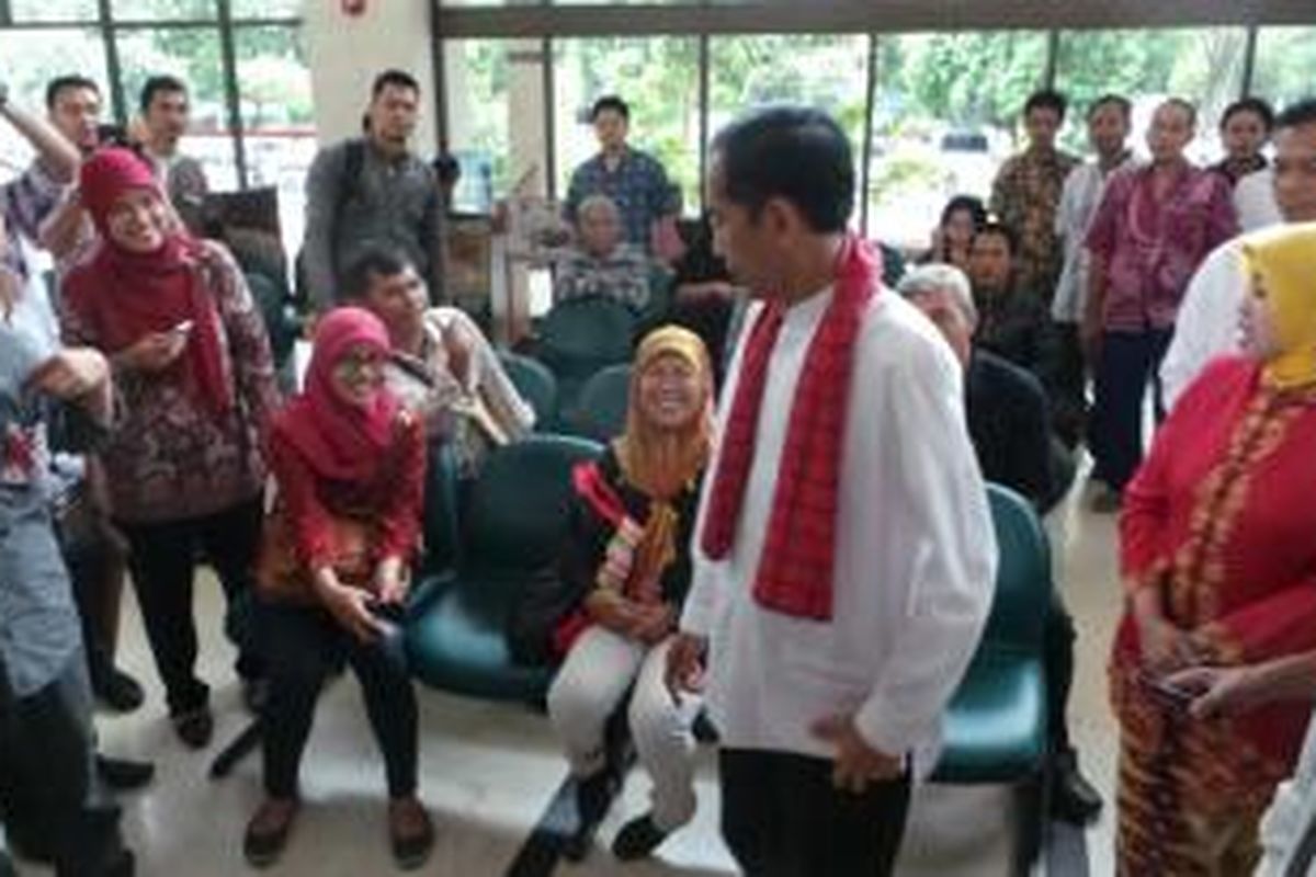 Gubenur DKI Jakarta Joko Widodo melakukan inspeksi mendadak di kantor Pelayanan Terpadu Satu Pintu Jakarta Timur, Jumat (18/10/2013).