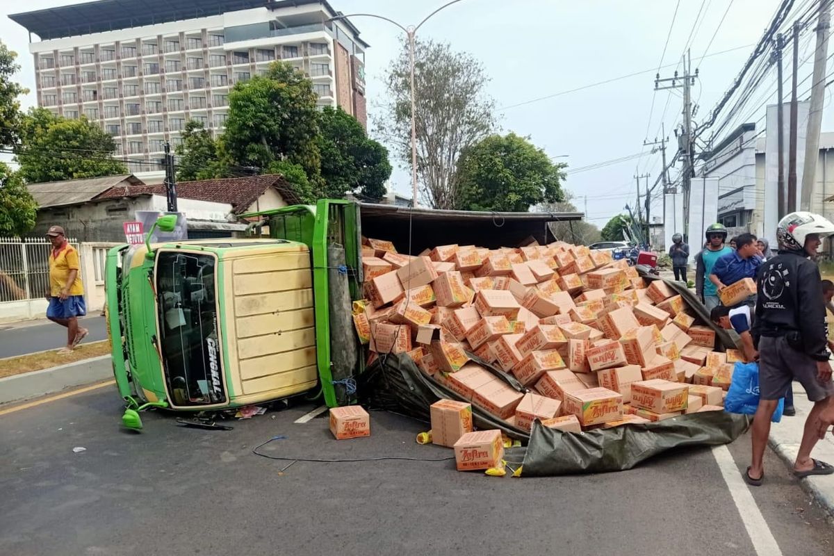Truk bermuatan ribuan liter minyak goreng terguling di wilayah Banyuwangi pada Jumat (5/1/2024).