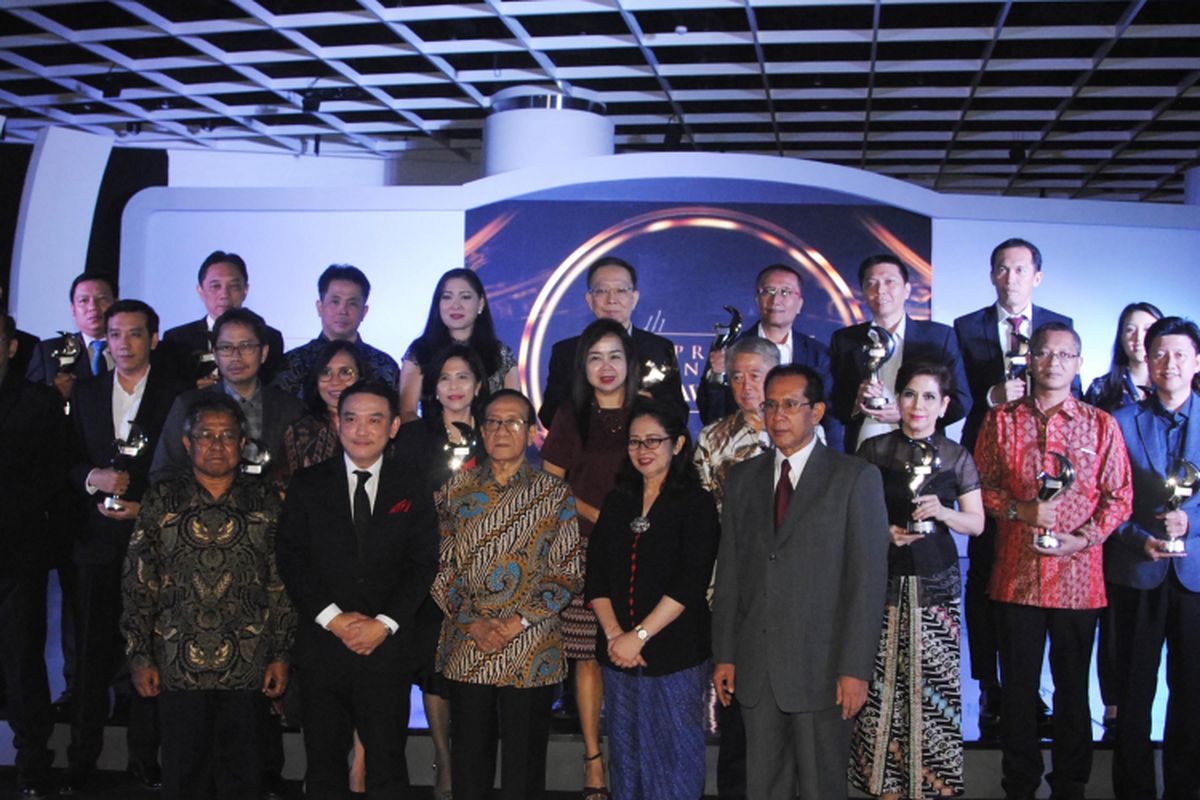 Dirjen Pembiayaan Perumahan Kementerian Pekerjaan Umum dan Perumahan Rakyat (PUPR) Lana Winayanti, Ketua Dewan Juri yang juga CEO PT Leads Property Services Indonesia Hendra Hartono, dan Director Majalah Properti Indonesia Musfihin Dahlan usai memberikan penghargaan PIA Award 2017 di   di Ciputra Artpreneur, Ciputra World, Jakarta, Selasa (17/10/2017).