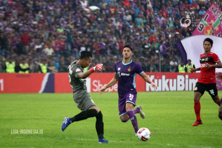 Pemain asing Persik Kediri Gaspar Vega dihadang kiper Bhayangkara FC Awan Setho pada pekan kedua Liga 1 2020 yang berakhir dengan skor 1-1 di Stadion Brawijaya Kediri, Jawa Timur, Jumat (06/03/2020) sore.