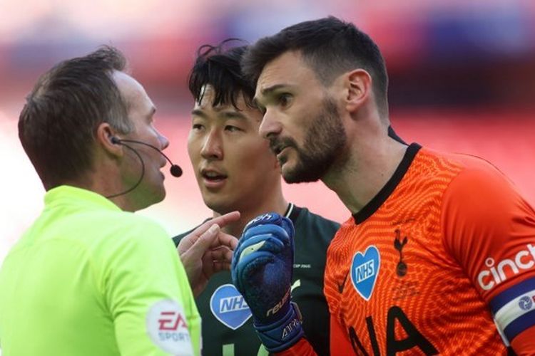 Son Heung-min (tengah) dan Hugo Lloris (kanan) berbicara dengan wasit dalam pertandingan final Piala Liga Inggris melawan Manchester City di Stadion Wembley, Minggu (25/4/2021). 