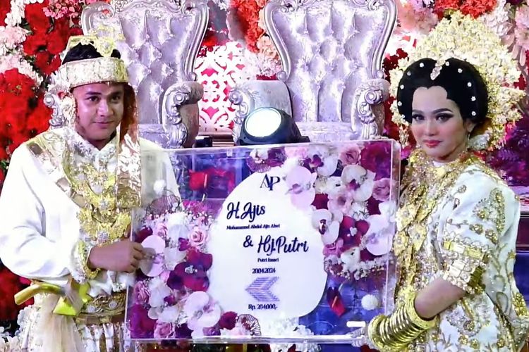 Penyanyi dangdut Putri Isnari resmi menikah dengan Abdul Azis, di Balikpapan Sport and Convention Center, Kalimantan Timur, Sabtu (20/4/2024).